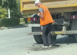 «Строительный бой трамбуют ногами»: волгодончанка запечатлела, как заделывают ямы на дороге