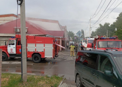На Первомайском загорелся магазин