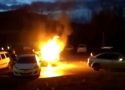 Старенькая «Ауди» вспыхнула в районе рынка «Авангард» в Волгодонске