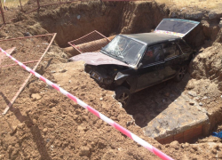 В Волгодонске вазовская «девятка» снесла ограждения и провалилась «под землю» 