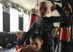 Восьмилетний Данил Мельниченко стал первым обладателем чемпионского пояса ММА среди детей в Волгодонске 