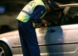 В Волгодонском районе водитель попытался дать взятку сотруднику ГИБДД и был за это наказан