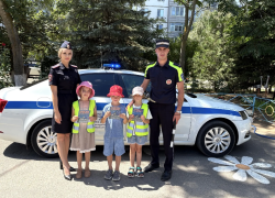 Волгодонские полицейские научили дошколят безопасности на дорогах
