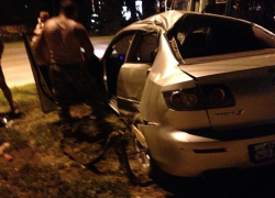 В Волгодонске на проспекте Строителей «Mazda 3» влетела в столб