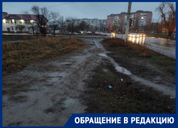 «Не думаю, что детей хвалят за грязную обувь»: жители ЖК «Акварель» не могут добиться появления тротуара
