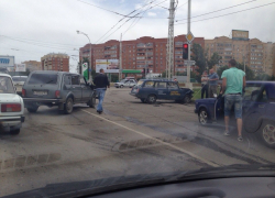 В Волгодонске на путепроводе «четверка» выехала на встречку и врезалась в «Ниву»