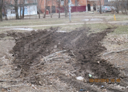 Волгодонцы продолжают парковаться на газонах и развозить грязь по проезжей части 