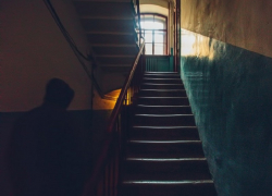 В Волгодонске парень из Цимлянска напал на женщину в подъезде