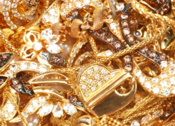 В Волгодонске подростки украли из квартиры знакомого золотые украшения стоимостью более 85 000 рублей