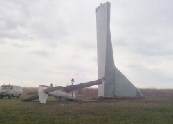 Ураган снес самолет с известной стелы на въезде в станицу Романовскую  