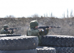 На полигоне ЮВО контрактники получают навыки ведения штурмовых действий