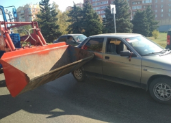 Трактор «поцеловал» ВАЗ-2110 в бок на проспекте Строителей