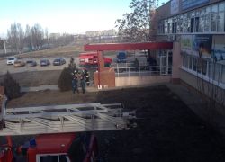 В Волгодонске двое ворвались в офис с канистрами бензина, облили помещение и подожгли