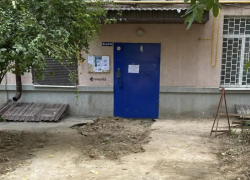 Закопали яму и присыпали щебенкой: после усадки земли здесь укатают асфальт