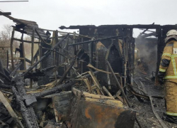 По факту гибели троих детей и их матери в результате пожара возбуждено уголовное дело