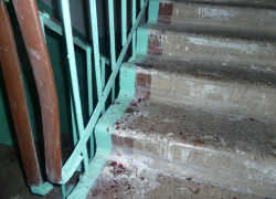 В Волгодонске в подъезде жилого дома нашли истекающего кровью мужчину
