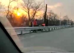 На Романовском шоссе устанавливают металлический отбойник