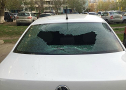 Неизвестные разбили стекла двух автомобилей на Черникова в Волгодонске 