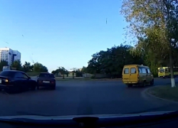  В Волгодонске на перекрестке Гагарина и Индустриальной странный маневр водителя привел к ДТП (ВИДЕО)