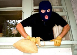 В Волгодонске при попытке украсть выпивку и закуску из кафе поймали бывшего автоугонщика