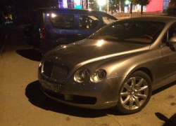 В Волгодонске «Bentley» с московскими номерами испортил клумбу на разделительной полосе 