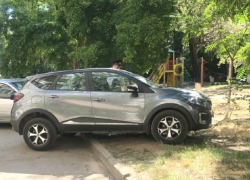 Полицейские оштрафовали припарковавшихся на газонах улицы Кошевого водителей