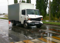 В Волгодонске пешеход спровоцировала ДТП с участием грузовика и «Газели»