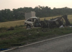Жуткая авария на трассе Волгодонск-Морозовск: многотонная фура «снесла» легковушку и превратила ее в груду металла
