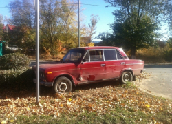 В Волгодонске в результате ДТП ВАЗ-2106 оказался в кустах