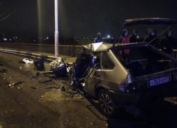 В ночной аварии на мосту погиб 32-летний мужчина и 45-летняя женщина