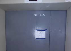 В доме на Степной, где женщина таскает на себе сына-инвалида, людям предложили самим найти деньги на ремонт лифта