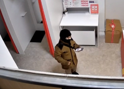 Школьник в балаклаве устроил дерзкое ограбление пункта выдачи заказов в Волгодонске 