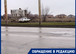 «Либо в поворот не вписался, либо по прямой не проехал»: житель Волгодонска озадачен, как автомобиль оказался в куче сухих веток