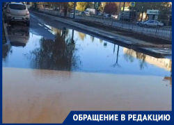 «Проколола здесь уже два колеса»: разбитая улица Горького в Волгодонске ушла под воду