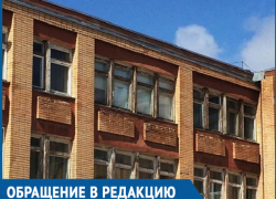 Из-за обваливающегося фасада лицея «Политэк» в Волгодонске родителей просят провожать своих детей до фойе