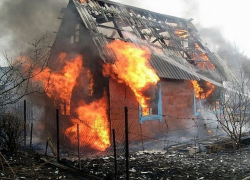 В одном из крупнейших садоводств Волгодонска ночью сгорела дача 