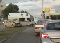 Появилась видеозапись столкновения «скорой» и «шестерки» на путепроводе в Волгодонске