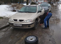 Подводная «яма-автоубийца» в центре Волгодонска попала на видео 