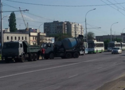 Сломанная бетономешалка почти на полтора часа «парализовала» движение троллейбусов в Волгодонске 