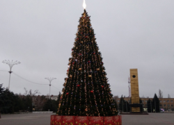 Новогодняя елка наконец засияла на площади Победы