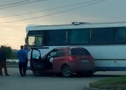 Автобус и иномарка попали в ДТП, не поделив поворот на Жуковском шоссе