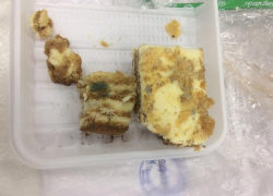 Пирожное с плесенью заставили купить обманом волгодончанку в одном из магазинов