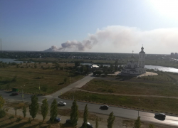 Десятки пожарных машин и спецтехники тушат горящую свалку в Волгодонске