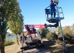 На набережной у ТРЦ отремонтировали светильники 