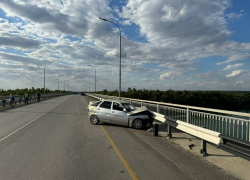 Влетел в отбойник: ДТП произошло на мосту через реку Дон в Волгодонске