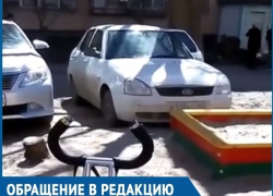В Волгодонске водитель «Приоры» заехал на детскую площадку, подперев бампером песочницу