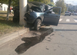 25-летний волгодонец на «Приоре» с зимней резиной «влетел» в столб в центре города