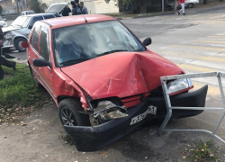 «Пежо» врезался в защитное ограждение после ДТП на Пионерской 