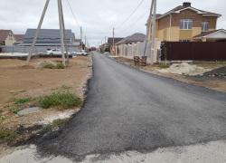 Жители Волгодонска сами заасфальтировали улицу перед своими домами 