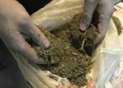 Волгодонские полицейские вневедомственной охраны задержали молодого человека с целым пакетом марихуаны